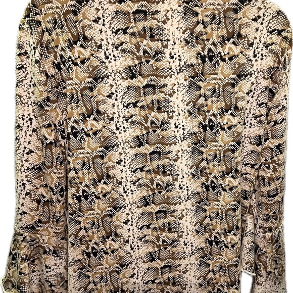 Above and beyond snake print tunic top with sleeve detail NWT size xl - Picture 4 of 5